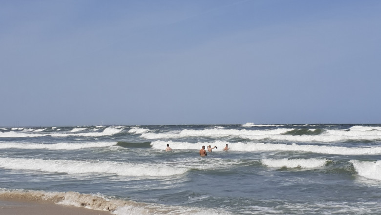 România, campioană la morți prin înec. Pe litoral, turiștii ignoră steagul roșu și intră în apă: „La mare pentru ce se vine?”