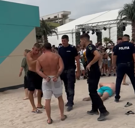VIDEO. Scene ireale la Costinești. Turiști încătușați pe plajă. S-au încăierat între ei după care s-au bătut cu jandarmii și polițiștii