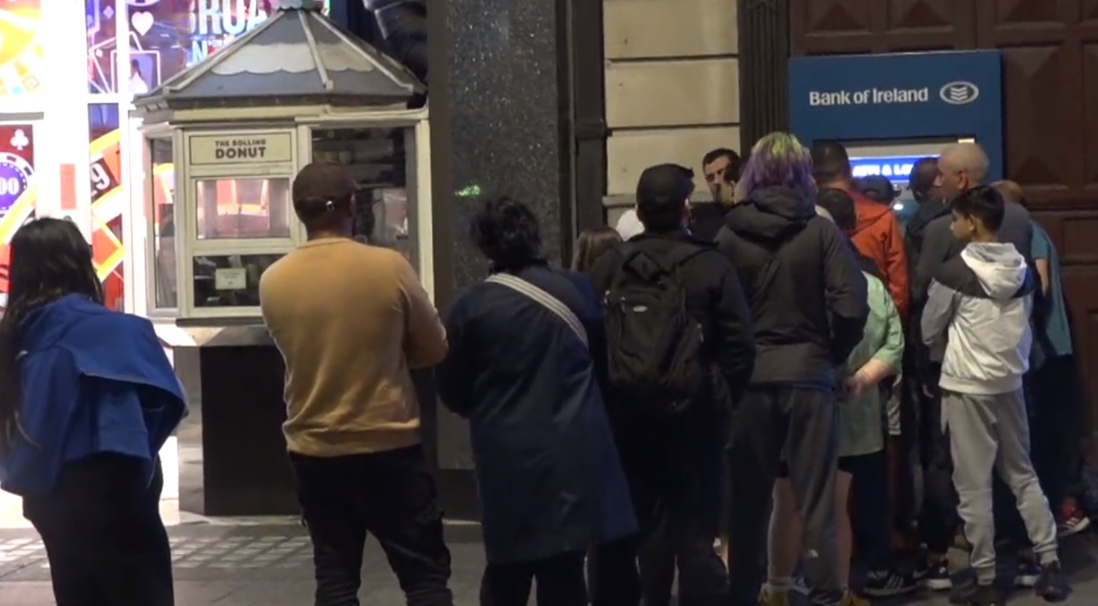 Clienții unei bănci, fără niciun ban în cont, au putut să retragă până la 1.000 de euro de la bancomat din cauza unei erori