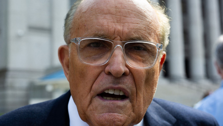 Rudy Giuliani în fața Curții Supreme în Manhattan 2022 gross-plan