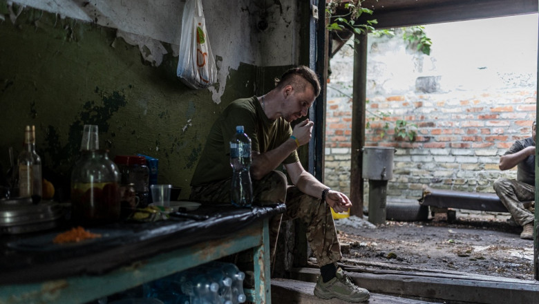 soldat ucrainean care se odihneste