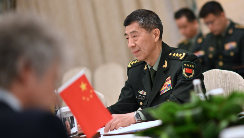 ministrul apararii din China la o masă cu steagul Chinei