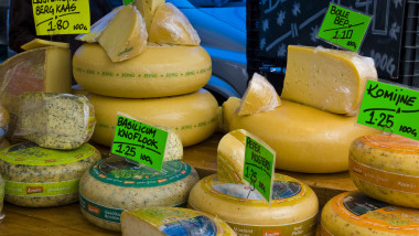 roți de cașcaval și brânză cu prețuri pe o tarabă în Olanda