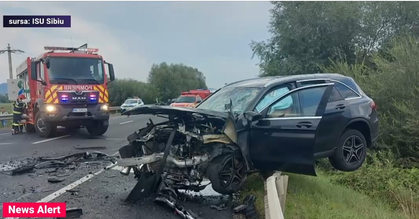 Accident grav: Un tânăr de 19 ani a murit, după ce mașina în care se afla a fost aruncată de pe șosea și a rămas suspendată pe parapet