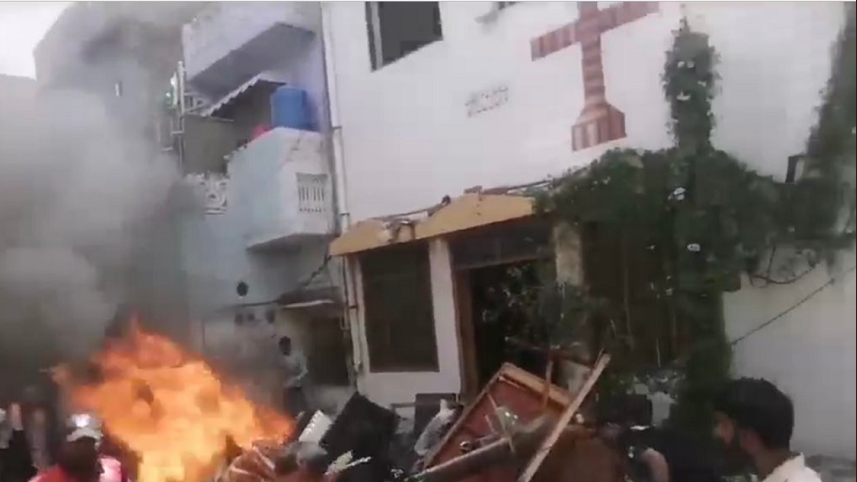 Patru biserici incendiate în Pakistan. Sute de persoane înarmate cu bâte şi pietre au luat cu asalt un cartier cu populaţie creştină