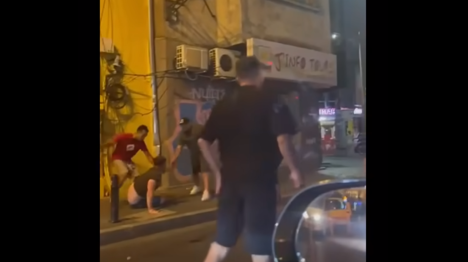 Cei patru tineri care au coborât dintr-un taxi și au bătut alți doi participanți la trafic în centrul Capitalei au fost duși la audieri