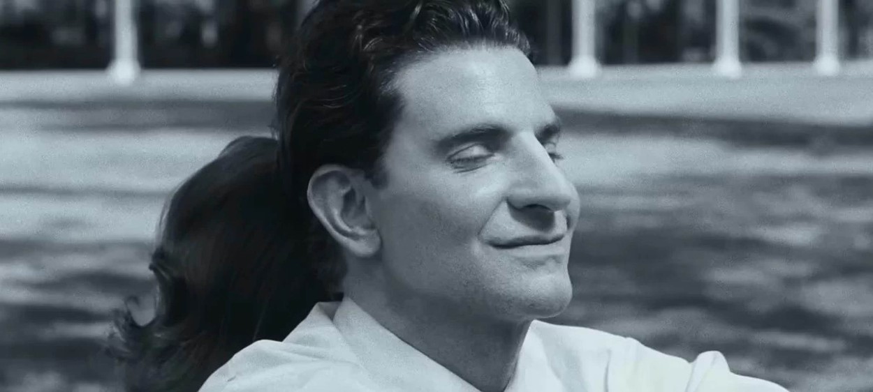 Bradley Cooper a ajuns ţinta unor critici pentru că apare cu nas fals în rolul lui Leonard Bernstein din "Maestro"