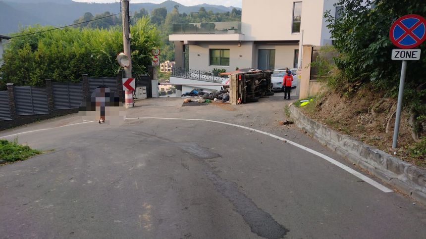 O maşină de gunoi s-a răsturnat peste două autoturisme parcate, în Brașov. Șoferul a fost rănit