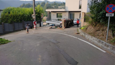 O maşină de gunoi s-a răsturnat, joi dimineaţă, în municipiul Braşov şi a lovit două maşini parcate