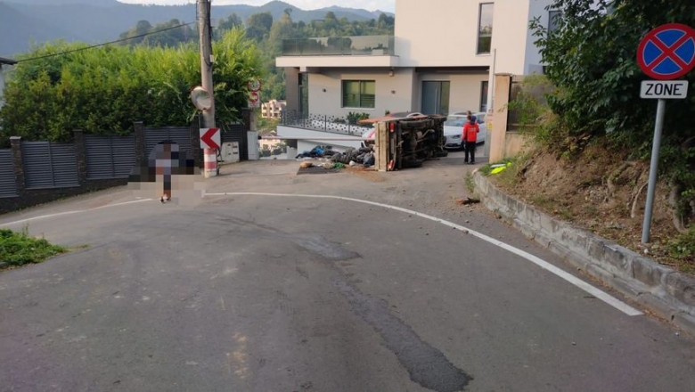 O maşină de gunoi s-a răsturnat, joi dimineaţă, în municipiul Braşov şi a lovit două maşini parcate