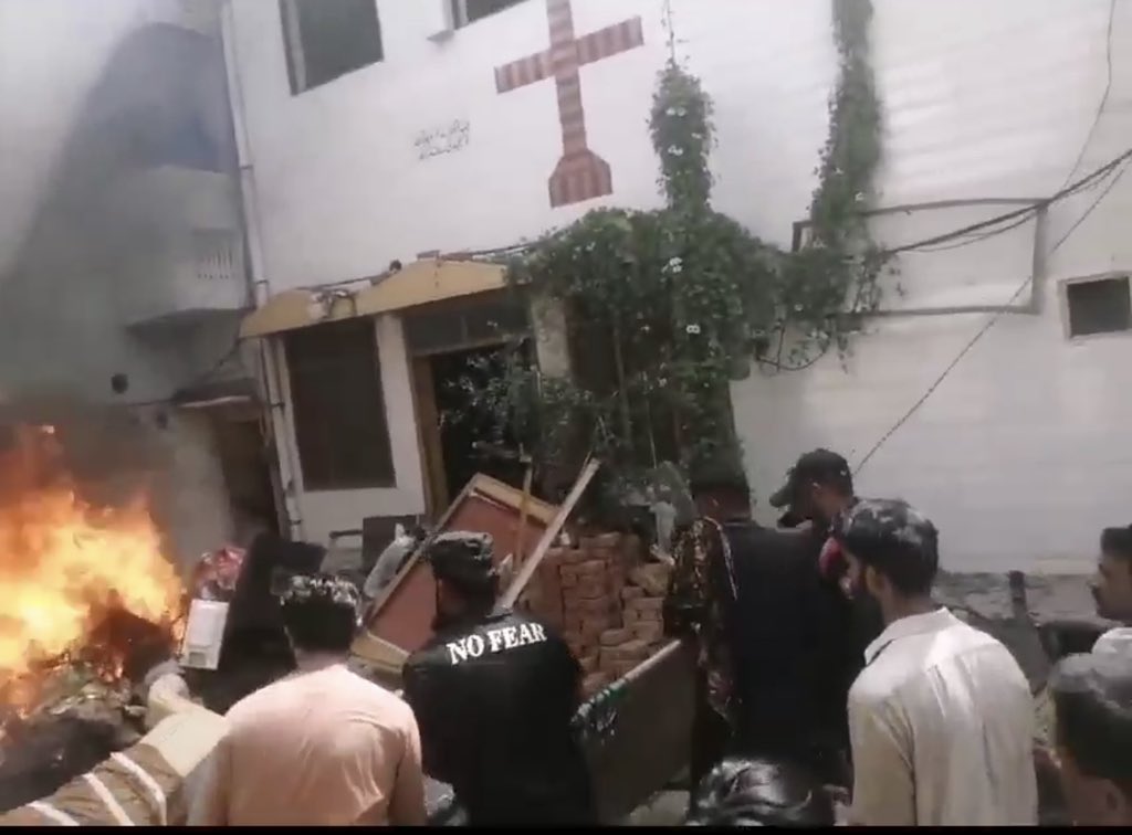 Biblii arse, biserici creștine și case incendiate, după ce poliția pakistaneză a raportat că doi bărbați au profanat Coranul