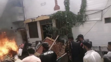 mulțime de musulmani incendiază o biserică creștină în Pakistan