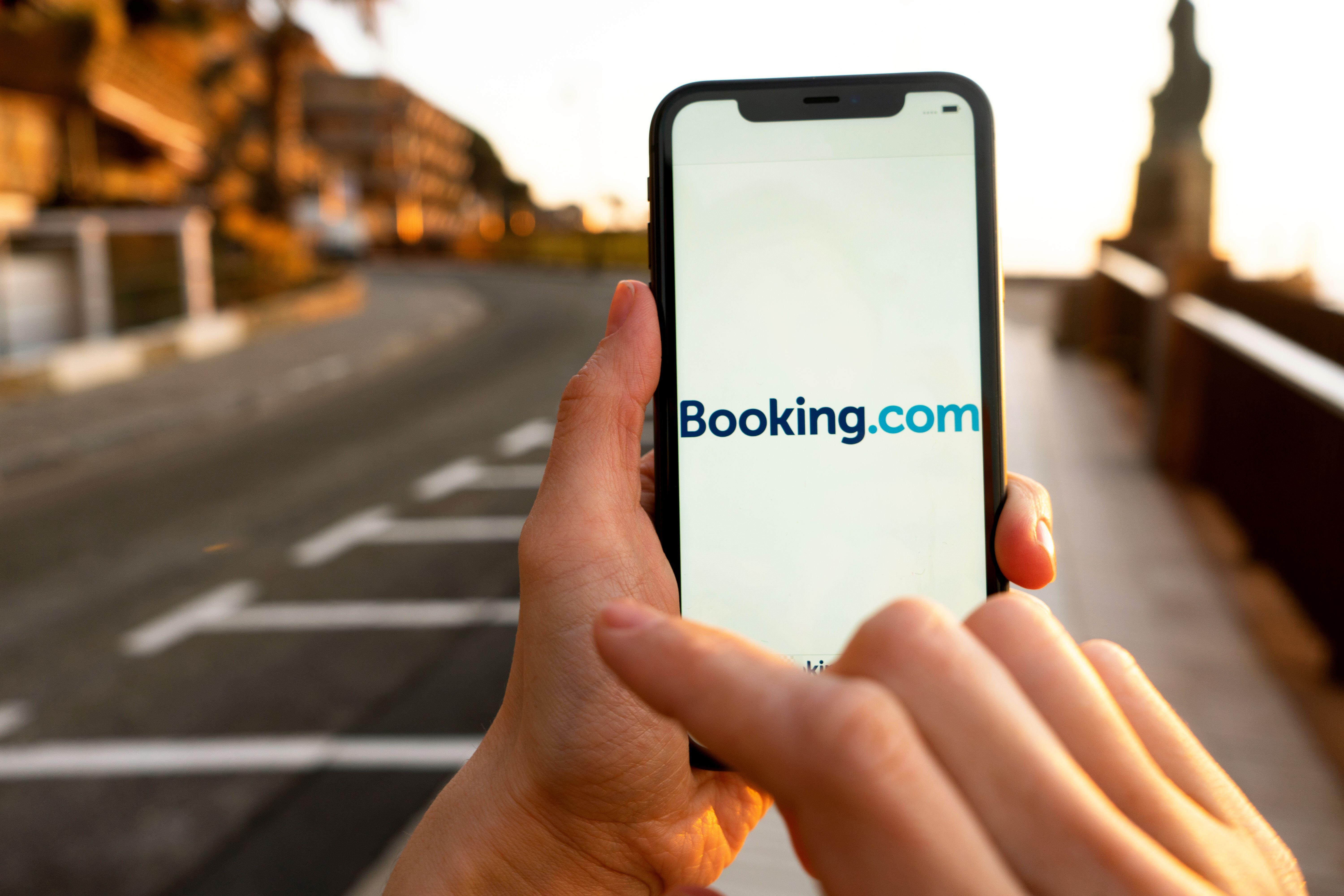 Ungaria investighează Booking.com pentru datoriile uriașe față de furnizorii de cazare maghiari
