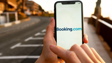 booking.com pe un telefon