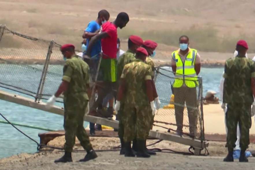 Peste 60 de morți în largul Africii de Vest, după ce o navă cu migranți a fost găsită în derivă