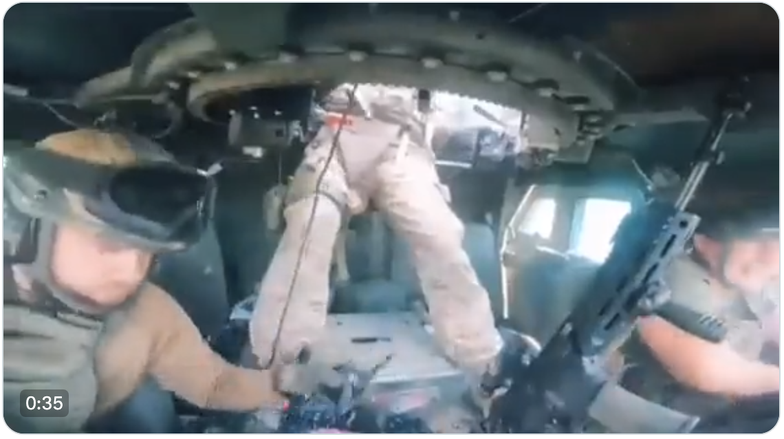 Momentul în care un vehicul de luptă Humvee american calcă peste o mină în Ucraina și sare în aer. Soldații scapă în mod miraculos