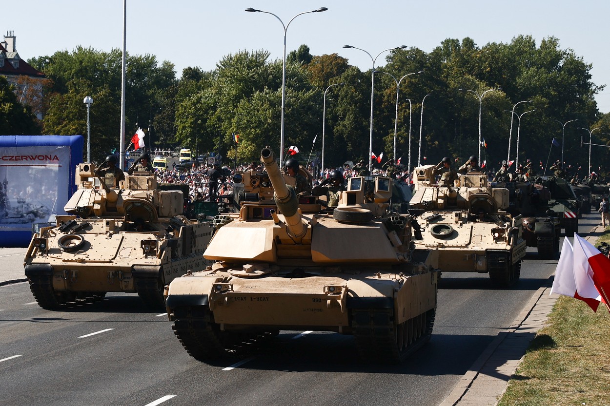 Demonstrație de forță a Poloniei de Ziua Armatei: tancuri Abrams și K-2, lansatoare HIMARS și Patriot, dar și avioane F16