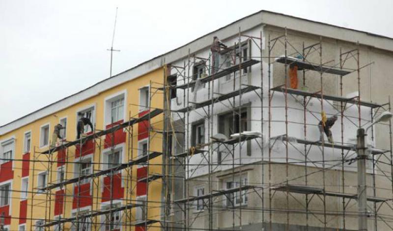 Un hoţ din Bucureşti s-a căţărat pe o schelă şi a intrat într-un apartament, de unde a furat bijuterii de 5.000 de euro