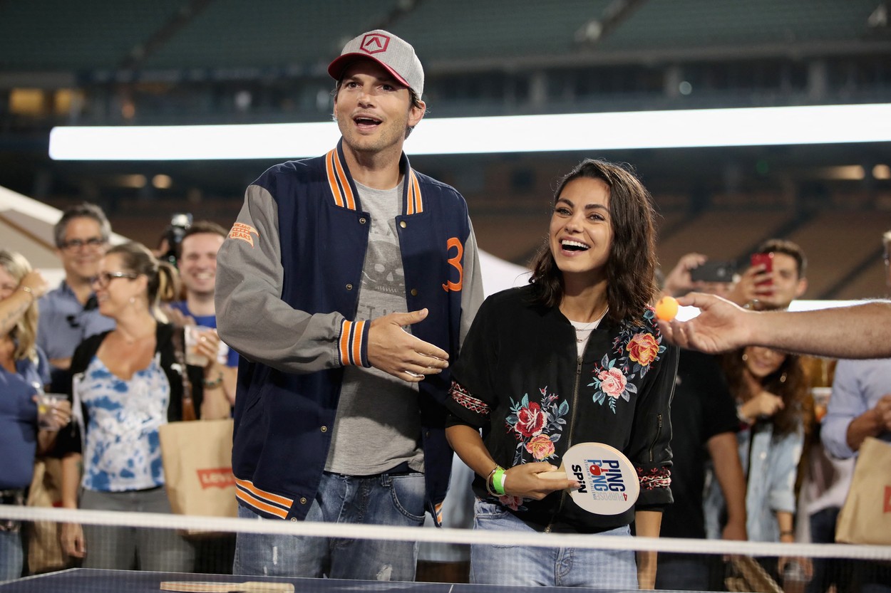 Mila Kunis și Ashton Kutcher și-au pus casa de pe plajă pe Airbnb și invită turiștii să stea gratis acolo