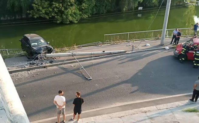 Un copil de 13 ani a furat mașina familiei și a intrat cu ea într-un stâlp, în București. Cu el mai era un băiat de 12 ani
