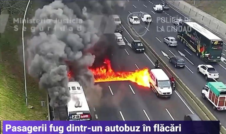 Imagini virale cu oameni care fug ca să scape dintr-un autobuz în flăcări, pe o autostradă din Buenos Aires