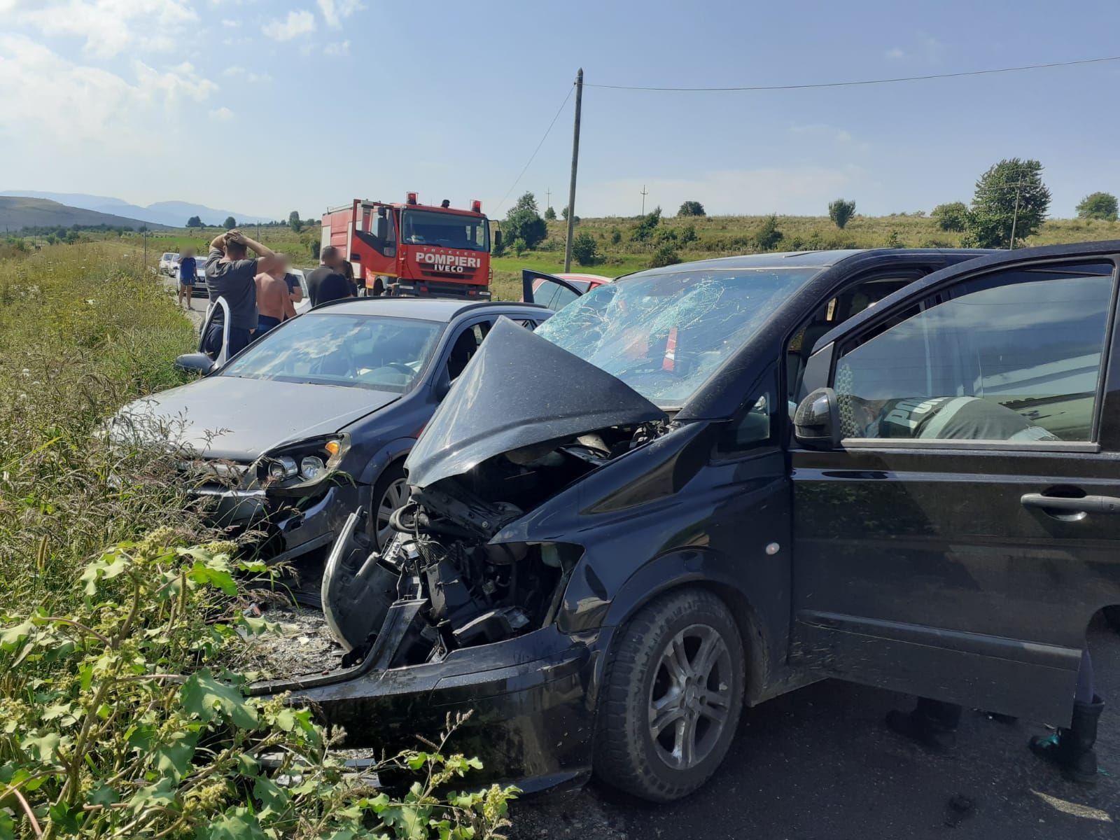 Accident cu un TIR, un microbuz și o mașină, în Cluj. Un copil de 6 ani și o femeie au ajuns la spital