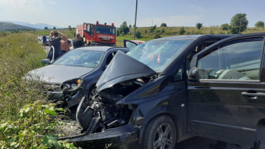 Microbuz, camion şi autoturism, implicate într-un accident