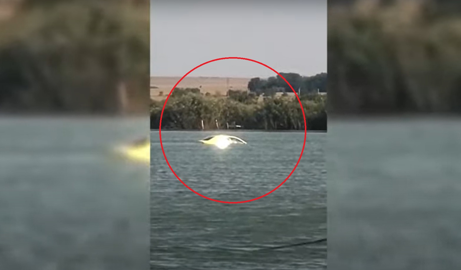 O mașină a ajuns în mijlocul unui lac din Constanța, după ce șoferul a uitat să tragă frâna de mână
