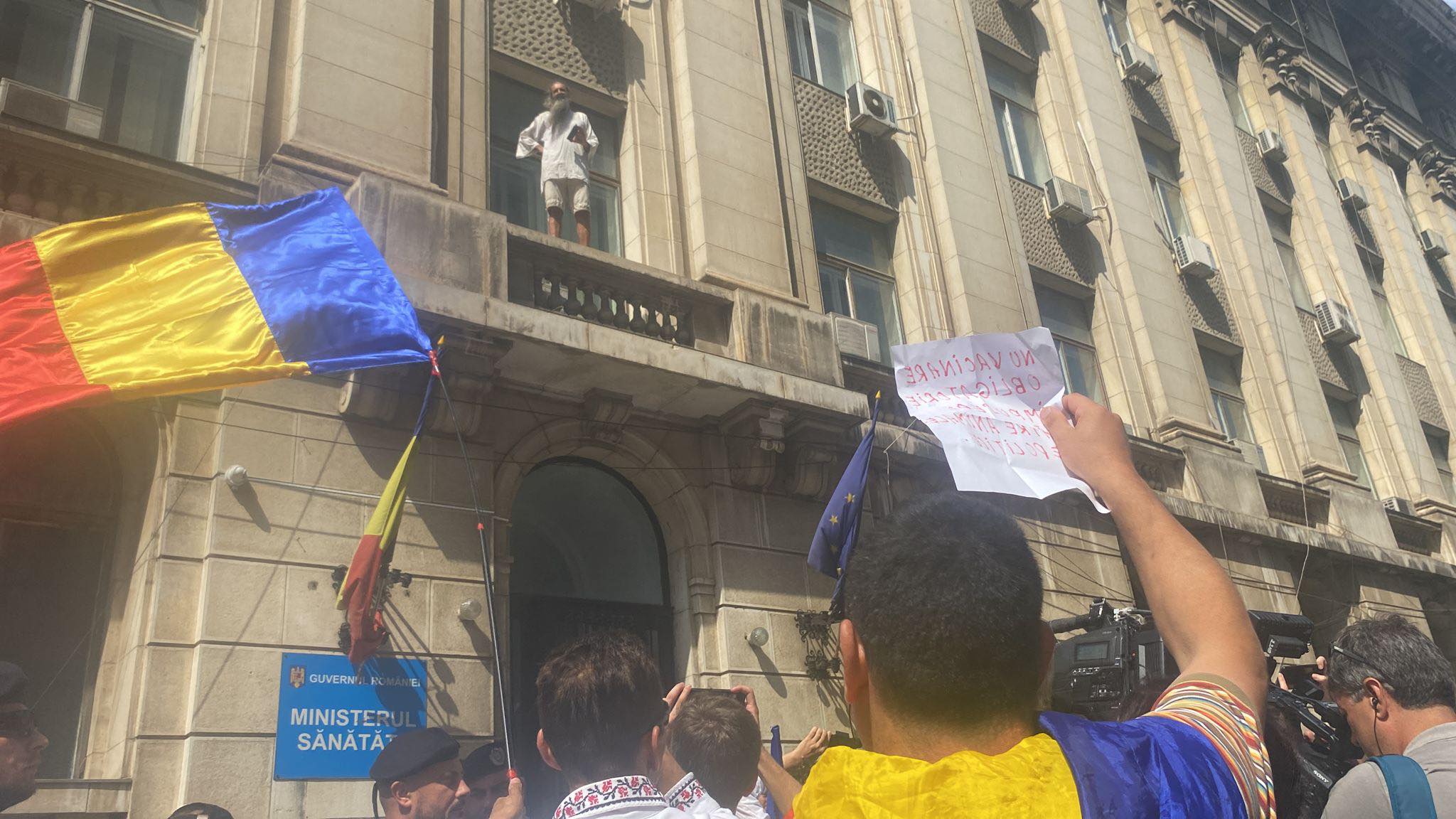 Antivacciniștii aduși de George Simion la mitingul AUR au vrut să intre în Ministerul Sănătății. Un protestatar s-a urcat pe clădire