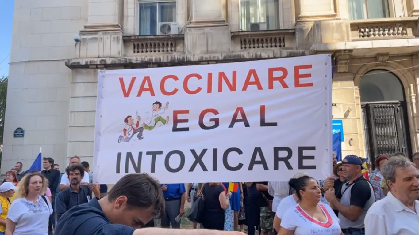 Rafila, reacție la protestul antivacciniștilor aduși de AUR în fața ministerului Sănătății: „Manipulare, minciună, iresponsabilitate”