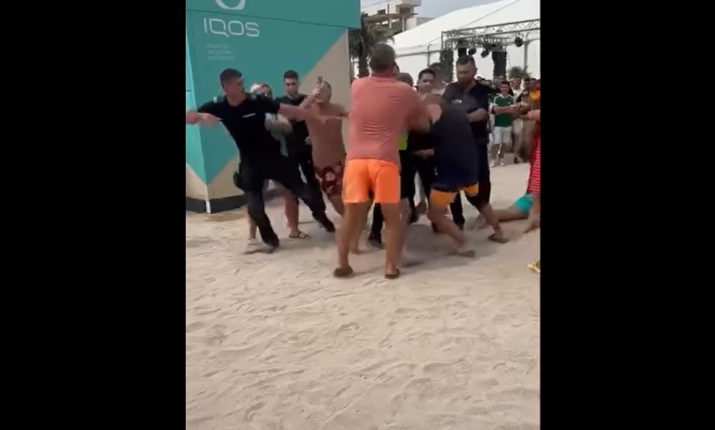 Cei patru bărbați care au sărit la bătaie cu polițiștii și jandarmii pe plaja din Costinești au fost reținuți