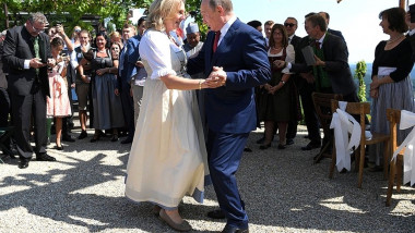 Karin Kneissl si Vladimir Putin danseaza