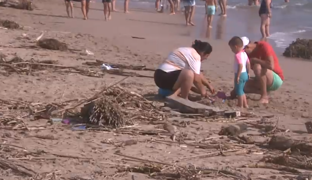 VIDEO Imagini dezolante de pe litoral. Turiștii fac plajă printre lemne pline de cuie și bucăți de plastic