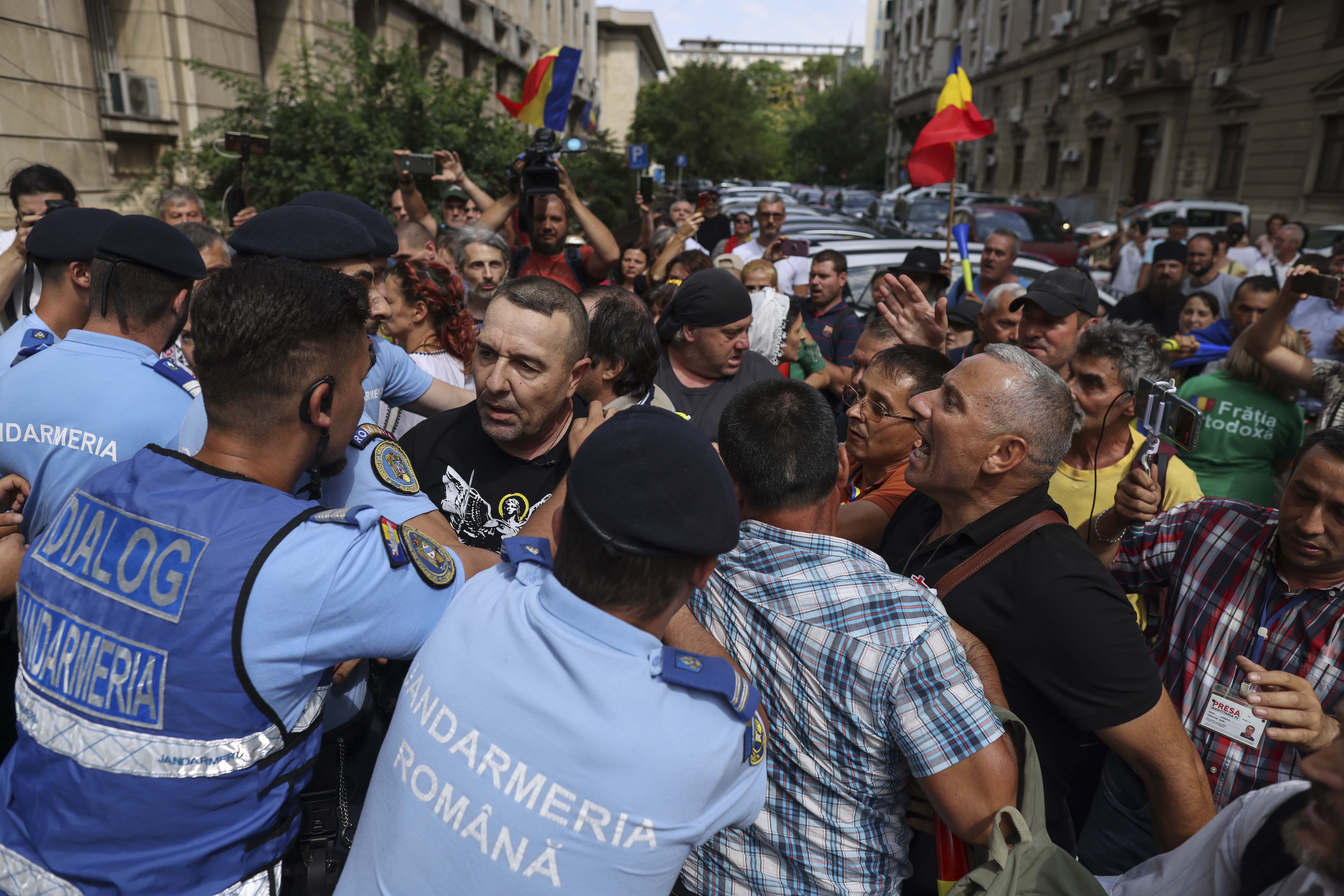 Un jurnalist a fost lovit la protestul antivacciniștilor AUR din fața Ministerului Sănătății. Agresorul a fost ridicat de jandarmi
