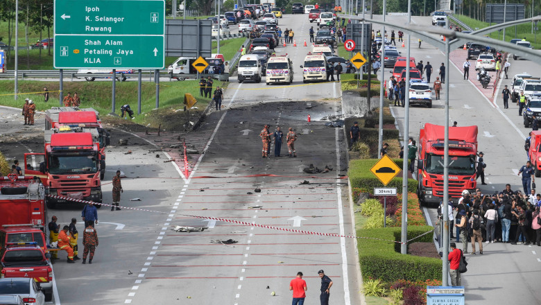 Zece oameni au murit după ce un avion s-a prăbușit pe o şosea din centrul Malaeziei