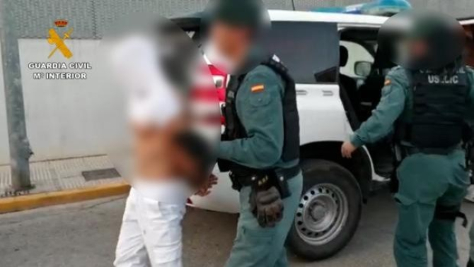 Român arestat în Ibiza. Polițiștii, uimiți de cum își modificase schimbătorul mașinii, dar și de ce ascundea acolo