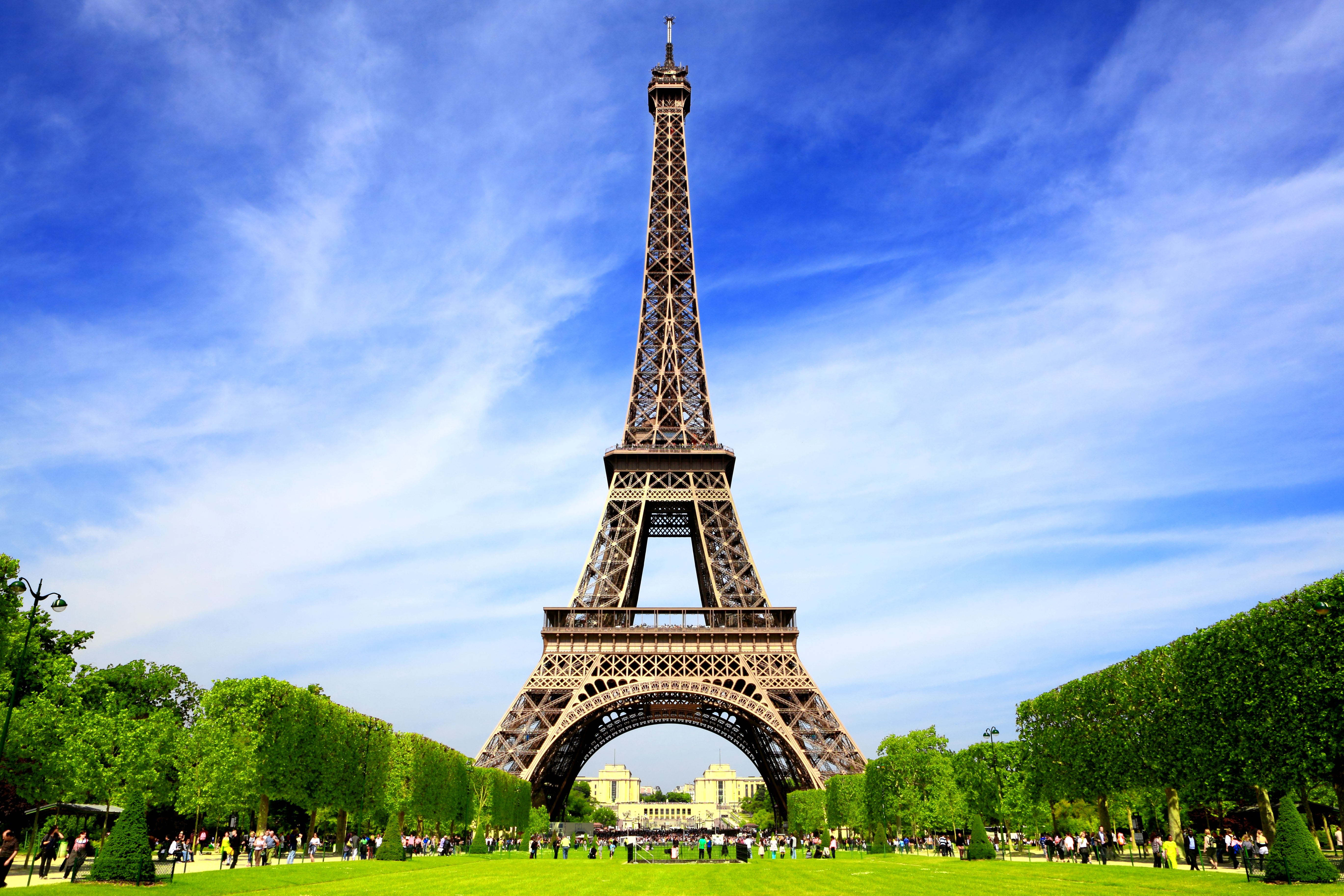 Un nou incident la Turnul Eiffel: Un bărbat a fost arestat după ce a sărit cu parașuta de pe celebra construcție