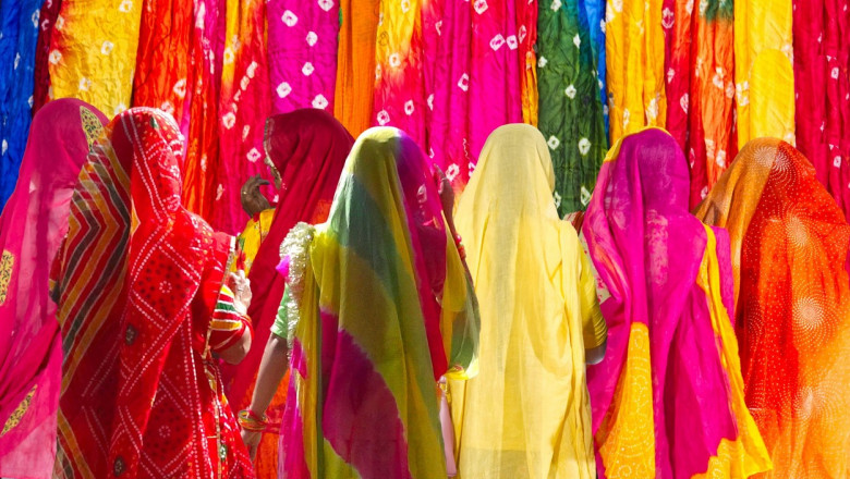 femei purtând Sari