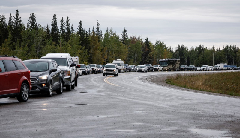 Evacuees Flee Yellowknife As Fire Nears Northern City - Canada