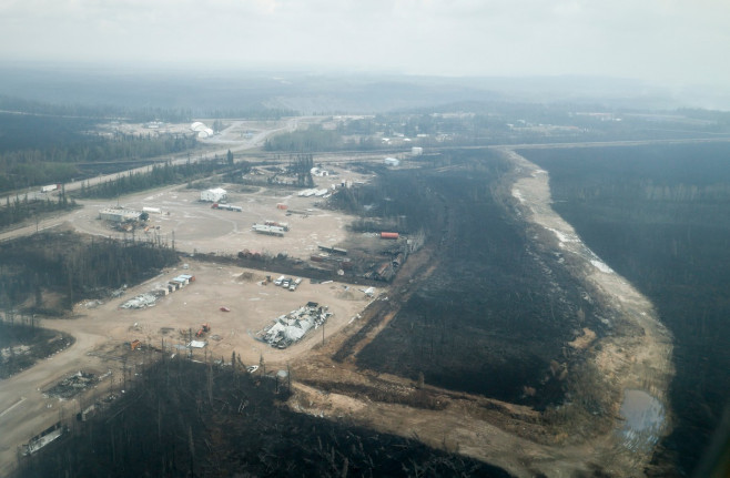 Evacuees Flee Yellowknife As Fire Nears Northern City - Canada