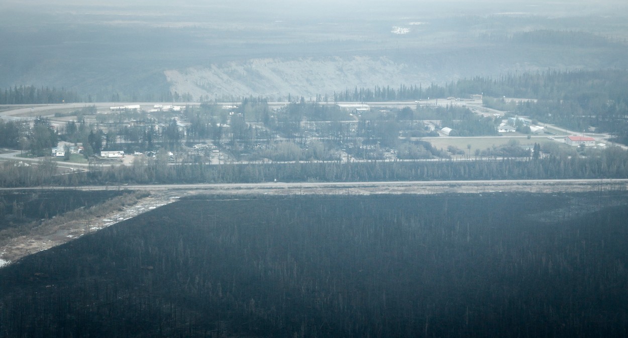 Incendiu uriaș în Canada, un oraș întreg este evacuat. Mii de oameni s-au înghesuit să prindă loc în avioanele trimise după ei
