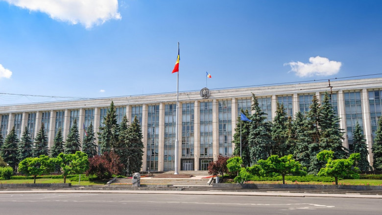 cladirea guvernului de la Chisinau cu steag
