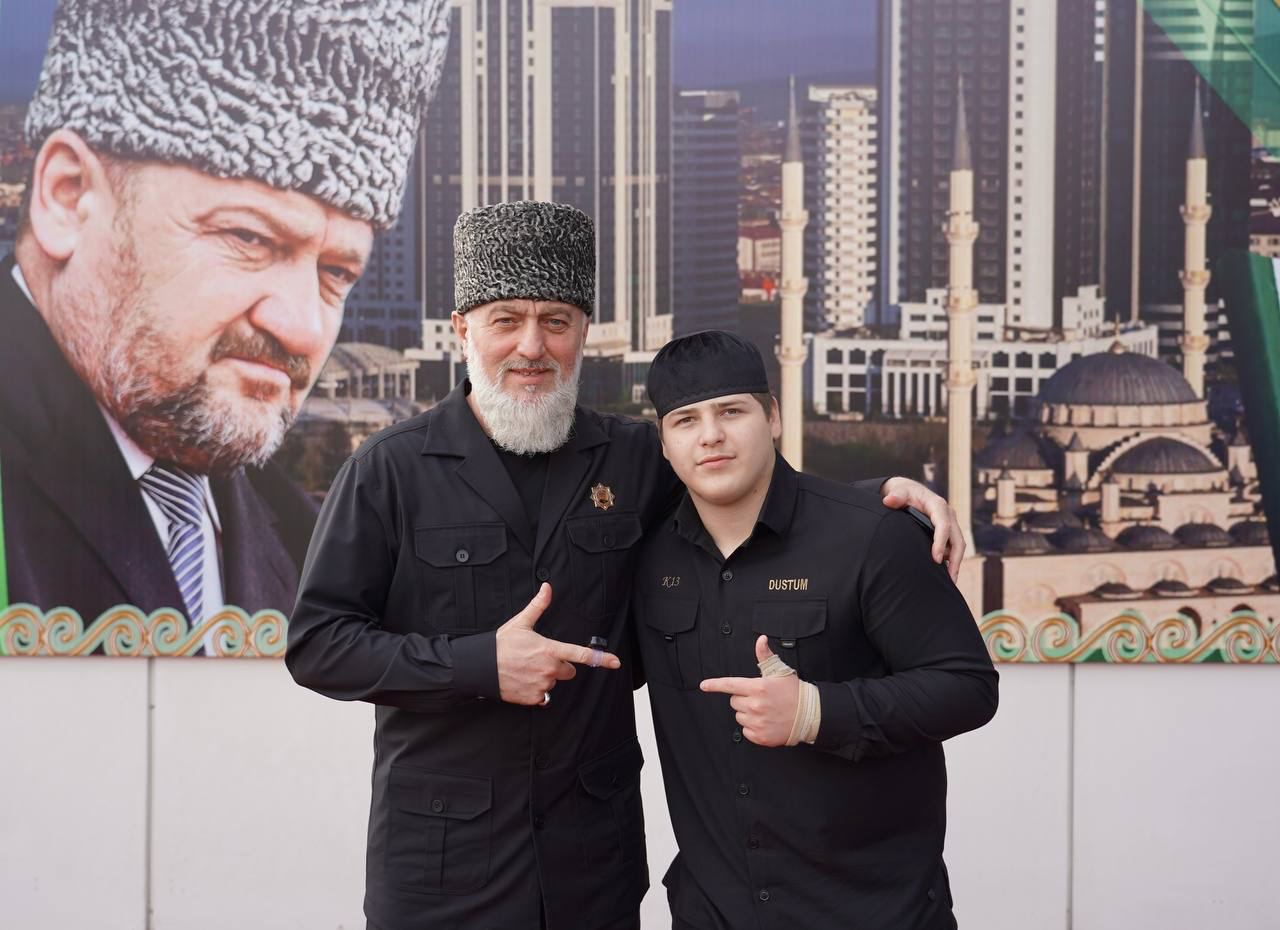 „A făcut un lucru foarte uman”. Fiul lui Kadîrov, lăudat după ce a bătut un student ucrainean închis în Cecenia