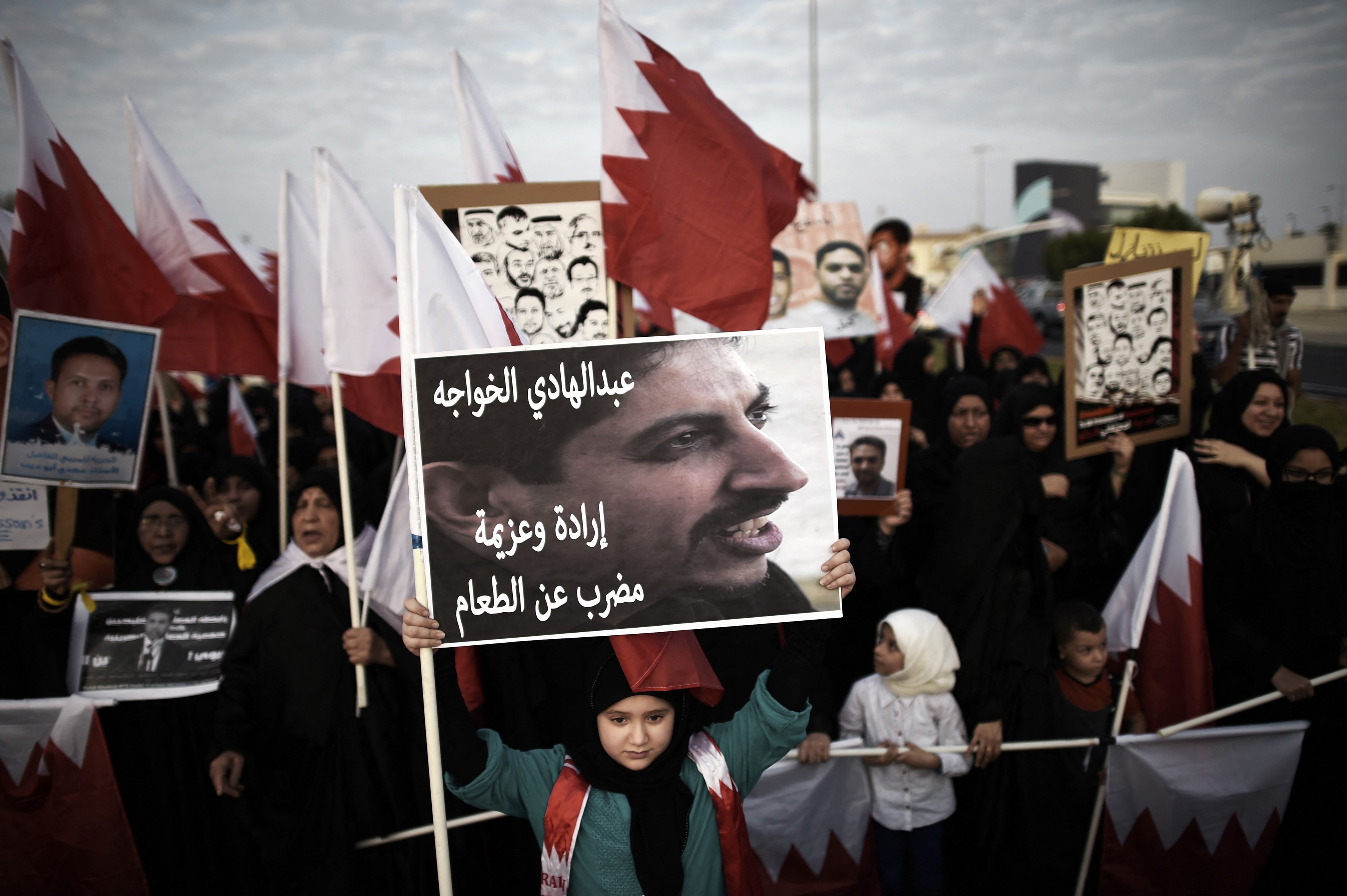 500 de deținuți sunt în greva foamei, într-o închisoare din Bahrain. Protestul a început acum 11 zile