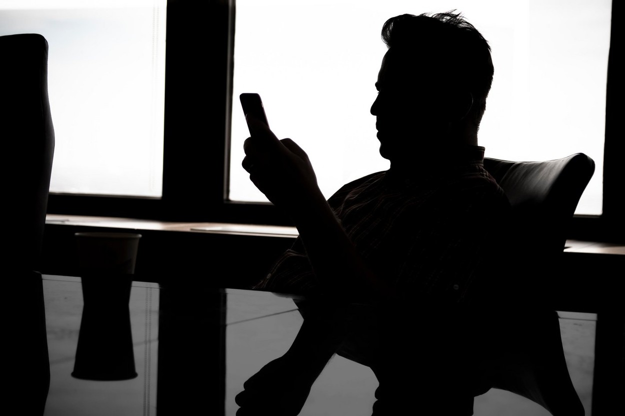 "Dacă o ofertă pare prea bună ca să fie adevărată, verificaţi". Indicii că propunerile de muncă sau de investiții pot fi înșelătoare
