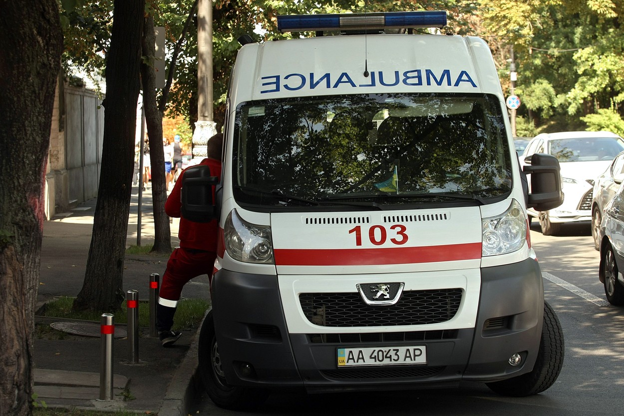 Două fetițe de 12 ani au sărit ținându-se de mână de pe un bloc de 15 etaje din Kiev