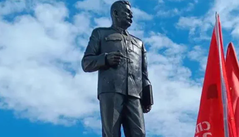 O statuie de 8 metri a lui Stalin a fost sfințită în Rusia