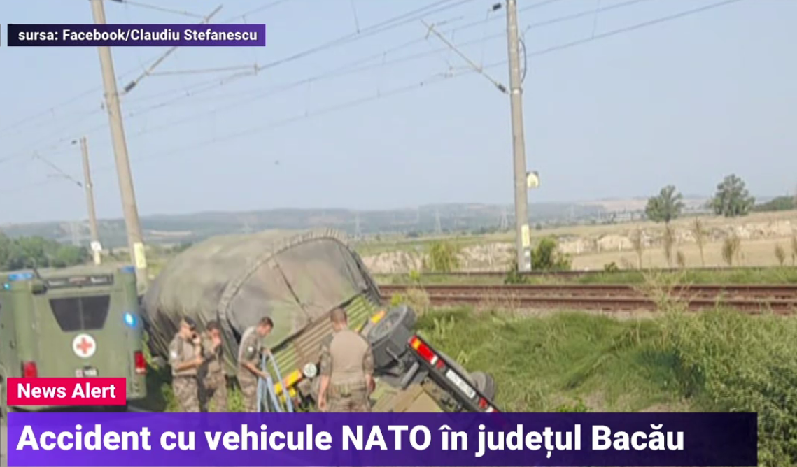 VIDEO. Vehicule militare franceze, implicate într-un accident în județul Bacău. Un camion a ajuns în șanț