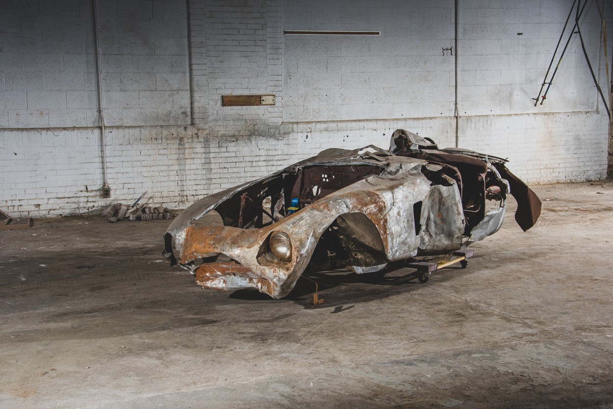 Epava arsă și contorsionată a unui Ferrari s-a vândut cu aproape 2 milioane de dolari