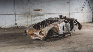 Epava arsă și contorsionată a unui Ferrari